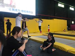 -嘿哟动霸CHUA·新潮玩运动娱乐中心·蹦床滑冰团建乐园
