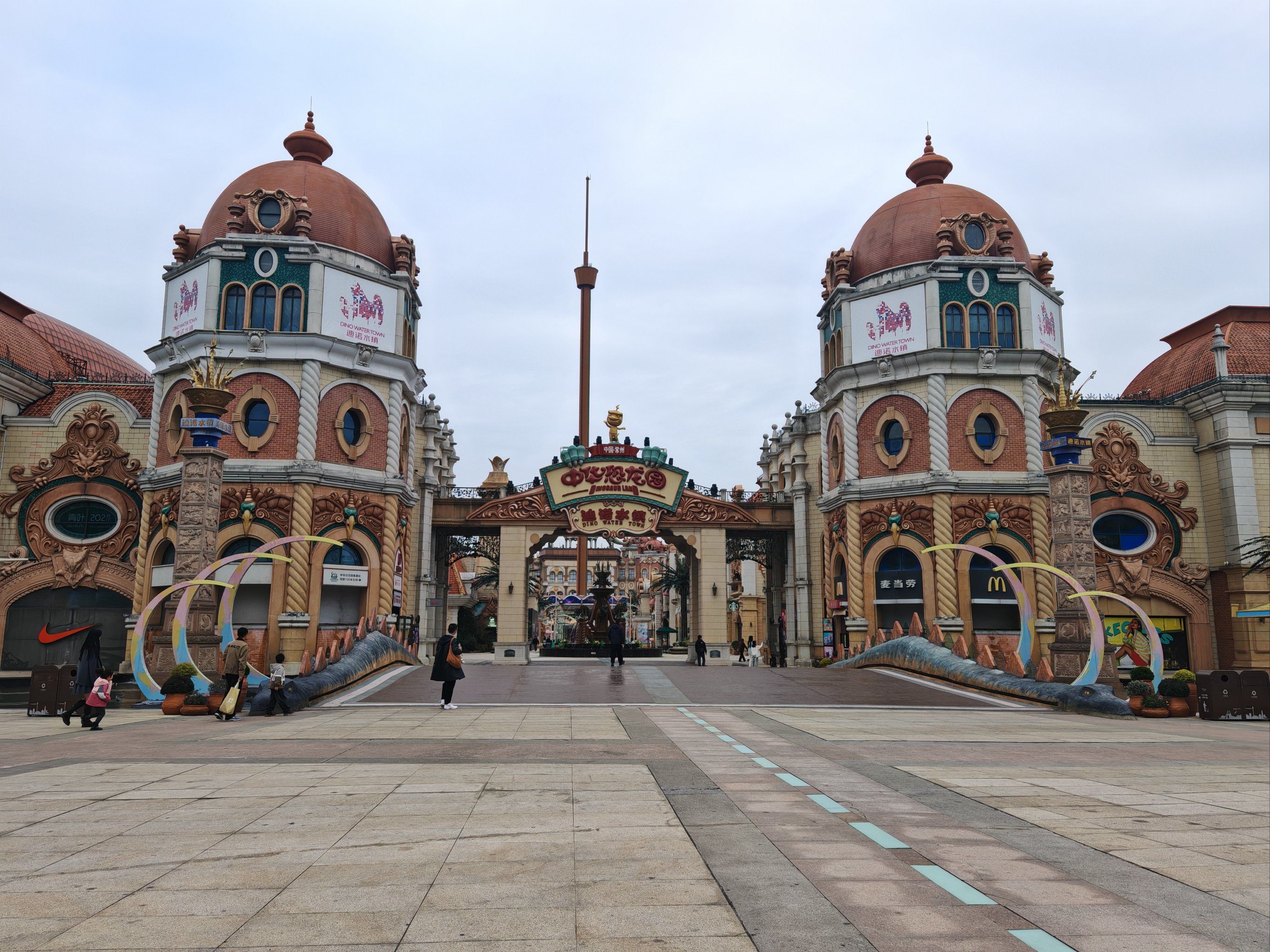 0元玩转这座城位于迪诺水镇,恐龙园大门口,右手边,环境很好,服务很好