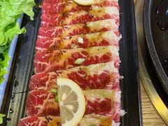 小米香草黑椒私房牛五花-小米烤肉-泥炉炭烤(常营店)