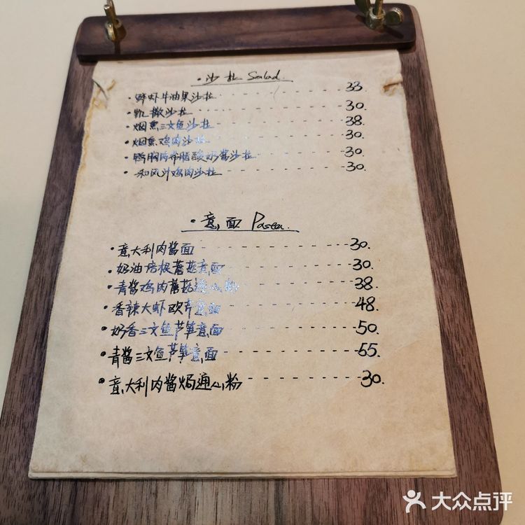 店面不大，也就摆了六七张双人位（可拼桌）