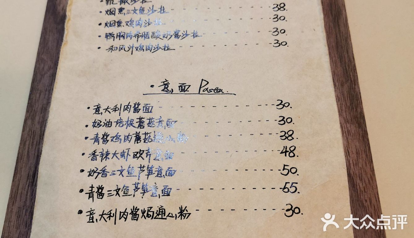 店面不大，也就摆了六七张双人位（可拼桌）