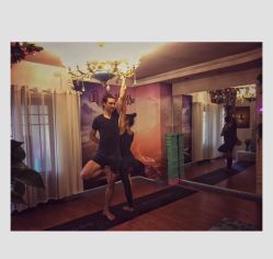 -闺蜜瑜伽·普拉提女性塑形馆