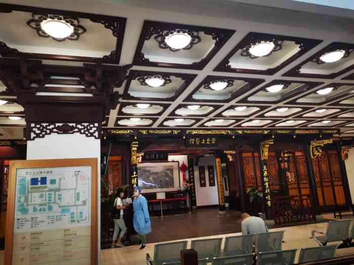 雷允上西区门诊部-"市口非常好的药店了,等公交的时候看到门口.