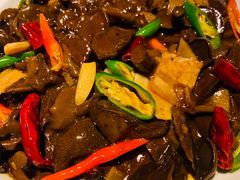 小辣椒炒牛肝菌-胡桃里音乐酒馆(东区店)
