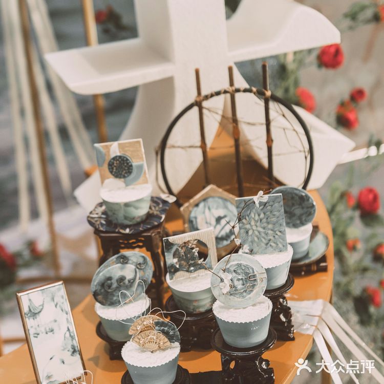 龙衔宝盖承朝日，凤吐流苏带晚霞。一爱一生