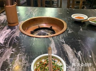 环境： 两层楼，一贯的装修风格！不过还是好多人排队