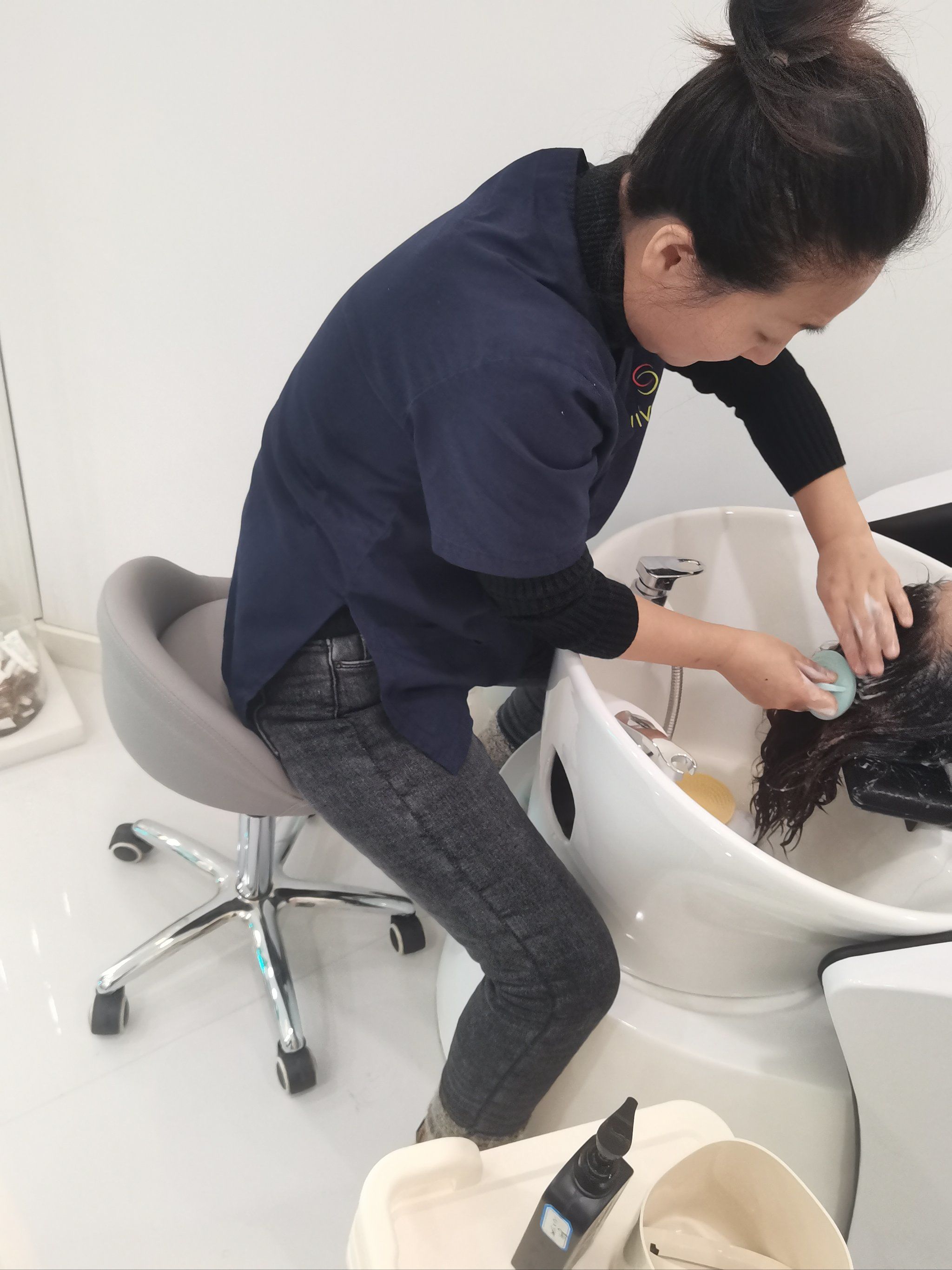 洗发过程中规中矩洗发水有一定清香头发洗完后比较清爽但在一些