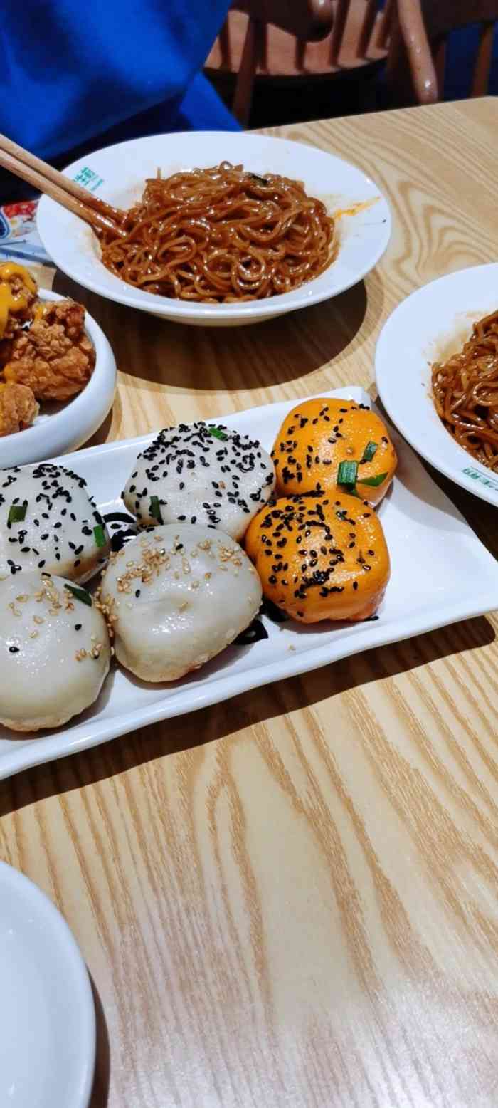 陈家生煎(宜兴八佰伴店)-"[薄荷]环境:八佰伴b1鲜芋仙边上,店里.