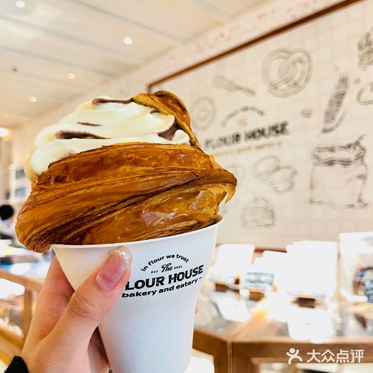 一起进入这家超出片的法式奶油风的漫画面包房