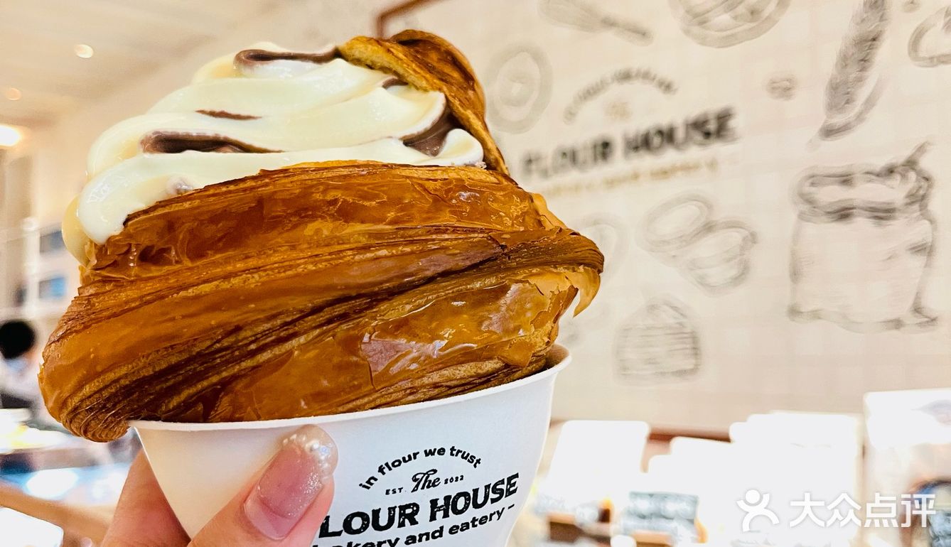 一起进入这家超出片的法式奶油风的漫画面包房