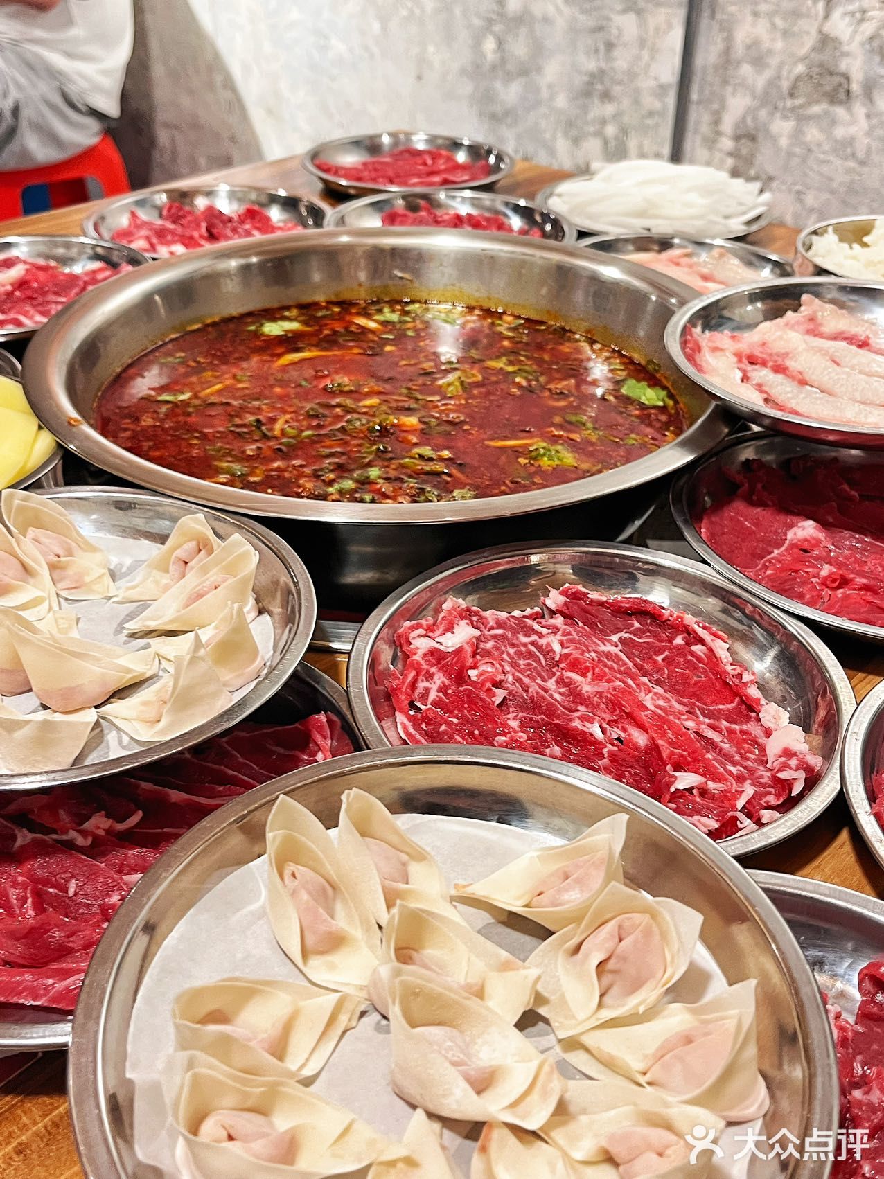 成都美食冒险！苍蝇馆子里的美味牛肉火锅！
