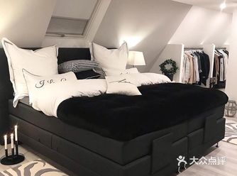 这个黑白色阁楼的卧室完美