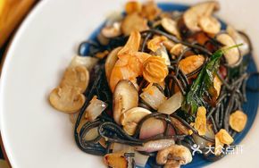 Shrimp Garlic Stir-Fried Ink Noodles