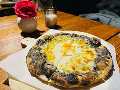 黑松露披萨，三种芝士和有机鸡蛋-Mercato莫卡多露台餐厅与酒吧(K11店)
