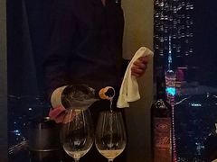 服务员侍酒-广州四季酒店·佰鲜汇·现代法餐