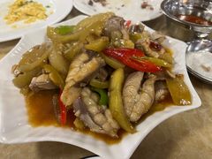 沙鱼焖酸瓜-黄记四更烤乳猪店