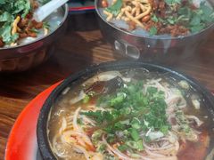 -刚砂锅鸡丝米线