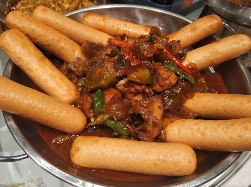 吃起来不干不柴, 后味还有一丢丢辣味, 传统的发酵制作的杠子馍