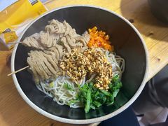-两勺子一碗口水鸡拌面