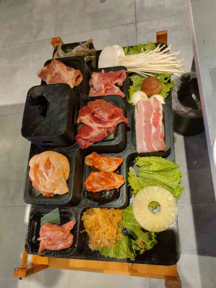 燧人氏烤肉(香港中路店)-"最近很火爆的一家店,服务生不少,但是要.