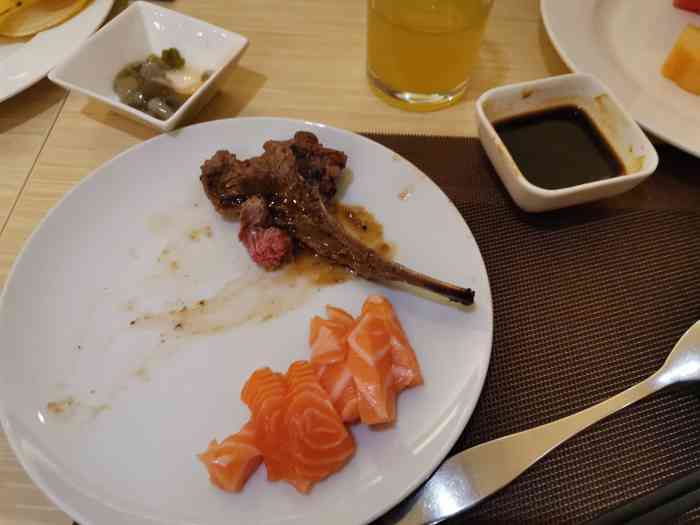 南新雅皇冠假日酒店·金莱全日餐厅-"自助餐菜品不是很多,但羊排还是