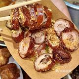 猪血细腻爽口；枸杞叶翠绿鲜嫩。再把油条泡进粥里