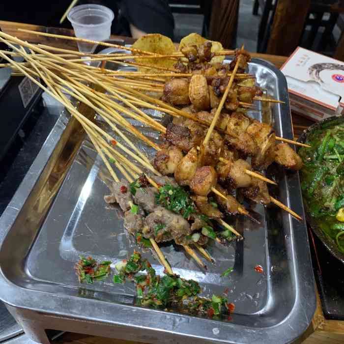 伍界烧烤(兴业路店)-"一家在马路转角的店 因为进去的时候店里没.