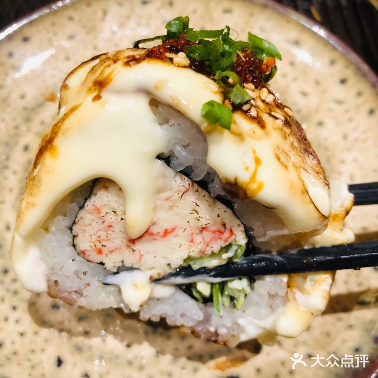 环境： 餐厅地点在金鹰2期9楼，上了楼就能看到