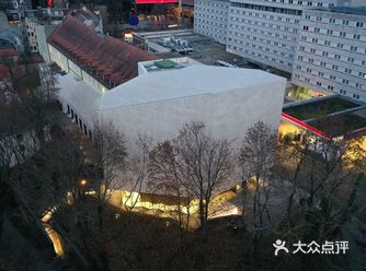 室外的阳光通过7个由玻璃围合的采光天井透入