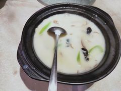 上汤丝瓜杂菌煲-渔太泰漓江小馆·广西融合菜(西街店)