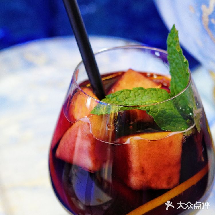 广州克莱因蓝茶饮店，他家的酿制酒挺不戳