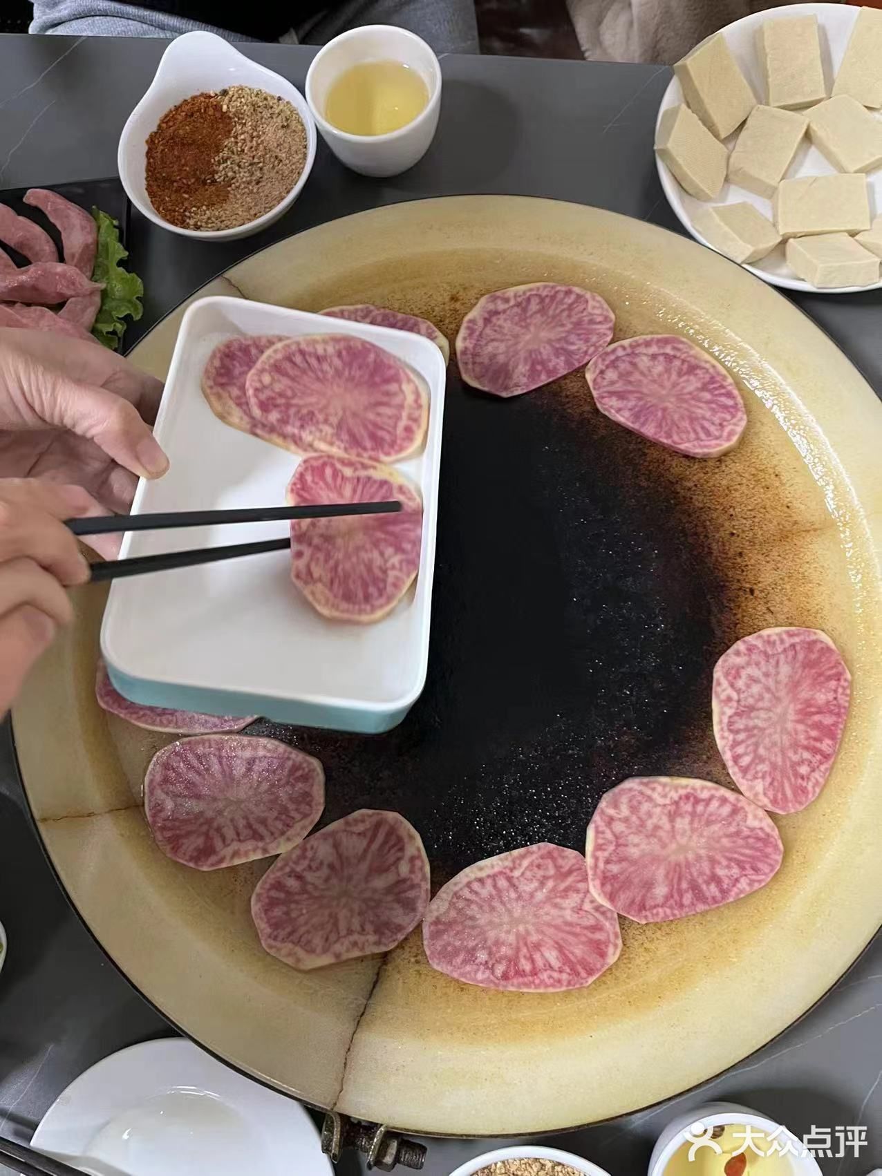 蒲公英丽江石板烧烤甘家寨店的招牌菜品，真是让人垂涎欲滴！