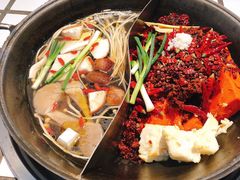 红油菌汤鸳鸯锅-贰回巷火锅馆(钟楼店)