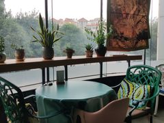 靠窗位-范设计花园餐酒咖·中西餐·咖啡厅·酒馆