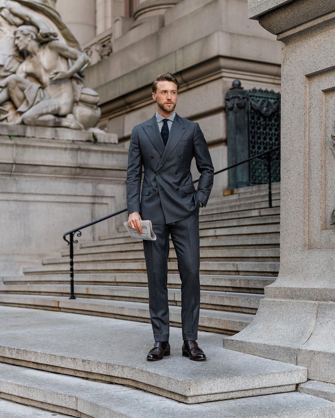 🕴️《绅士气质尽显!灰色双排口商务西装大揭秘》