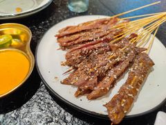 -何妹湿辣牛肉·粤式烧烤砂煲(桂雅路店)