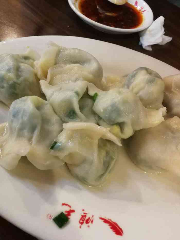 本来搜的湄洲东坡到了没地停车车开到鸿毛饺子门口就在这吃了3大一