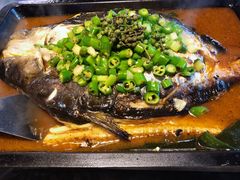 碧绿青椒芒果鱼-夯鱼烤鱼·尔滨地标美食(保健路店)