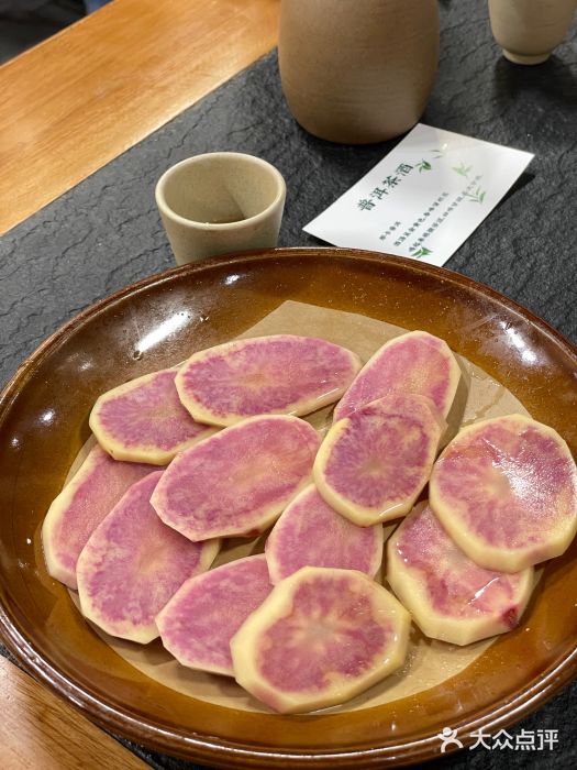 阿山卓·野生菌火锅·纳西火塘烤肉云南花心土豆片图片