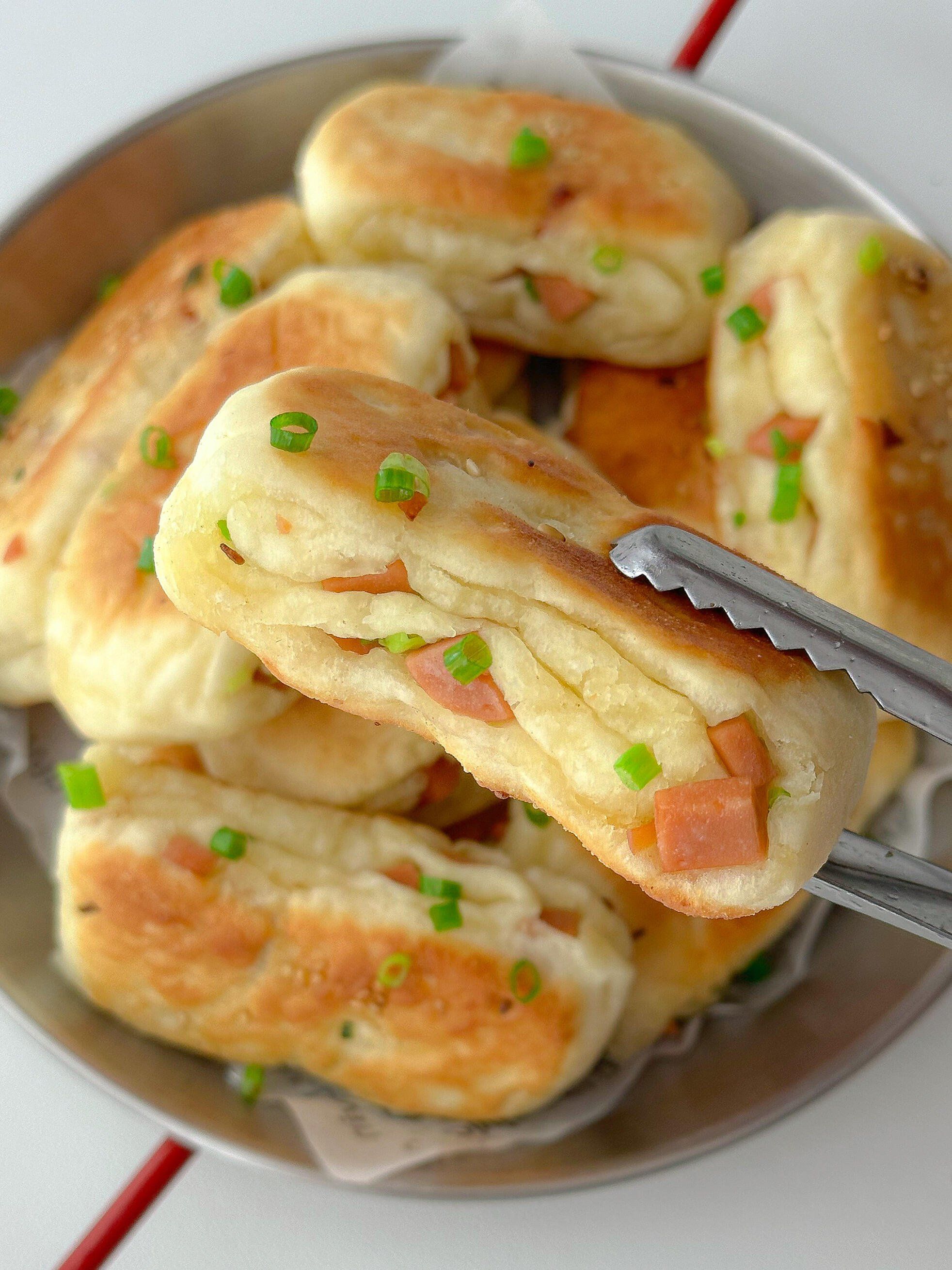 外酥里软的葱香火腿发面饼,真的太香了,小朋友一