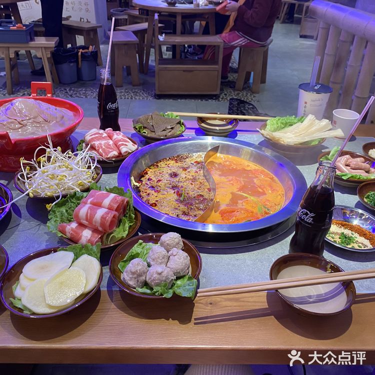 霓虹闪烁的正宗重庆火锅店