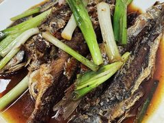 煎杂鱼-盛燕泥丁粥