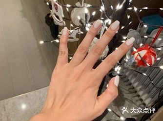 晚上下班跟朋友一起在厚里做的指甲，进到工作室很干净整洁