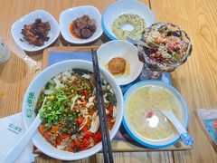 -呷佬·长沙手工米粉(金沙江路店)