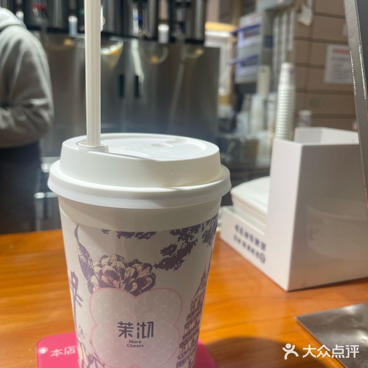 山中何事？ 松花酿酒，春水煎茶。