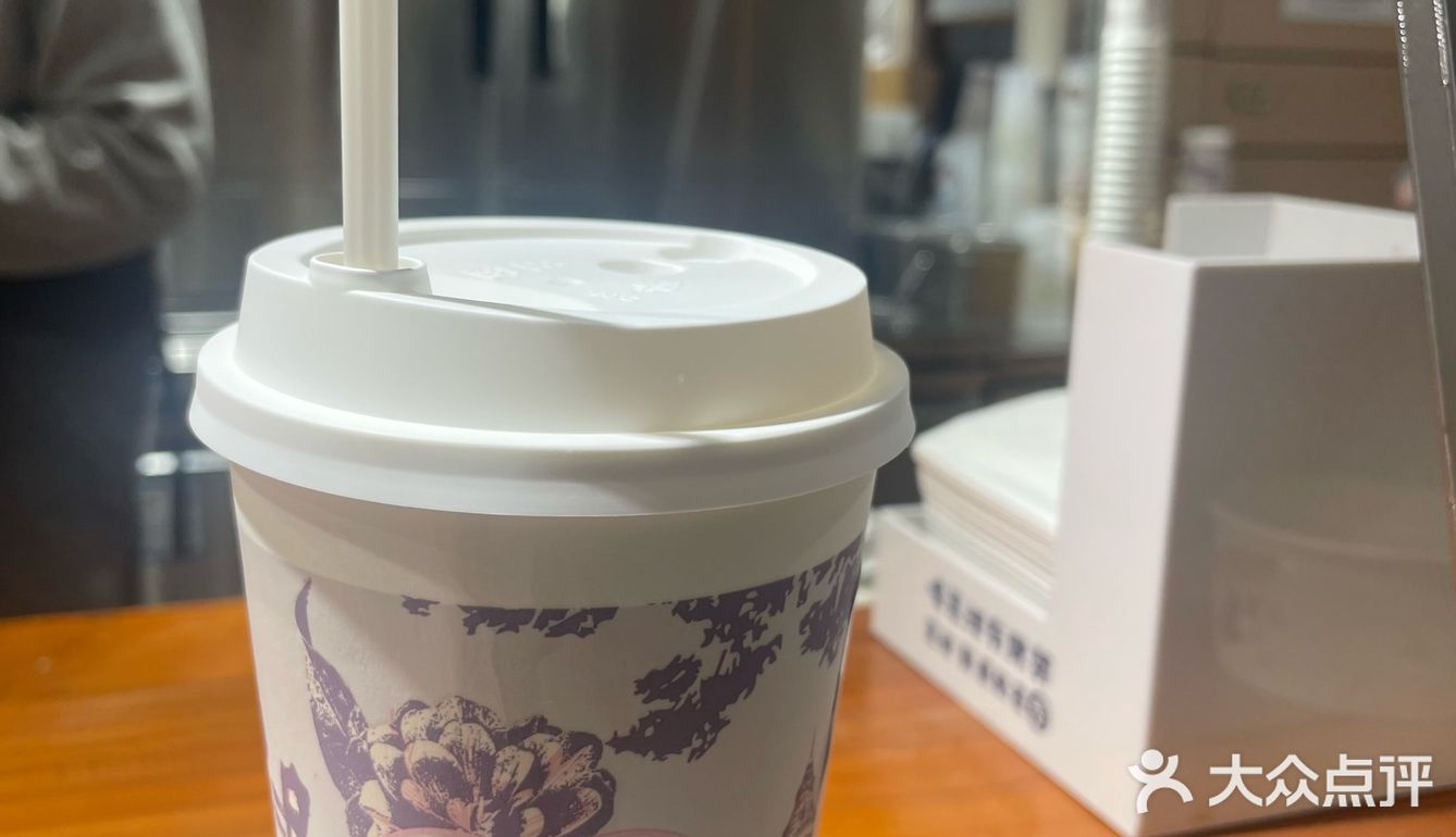 山中何事？ 松花酿酒，春水煎茶。
