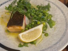 煎三文鱼伴青豆泥和香草沙拉-SMOKI & CO(五大道店)