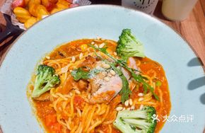 Grilled Chicken and Meat Sauce Spaghetti