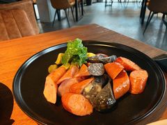 烤肠拼盘配酸黄瓜-West10 西拾·西餐厅·创意菜(未来科技城店)