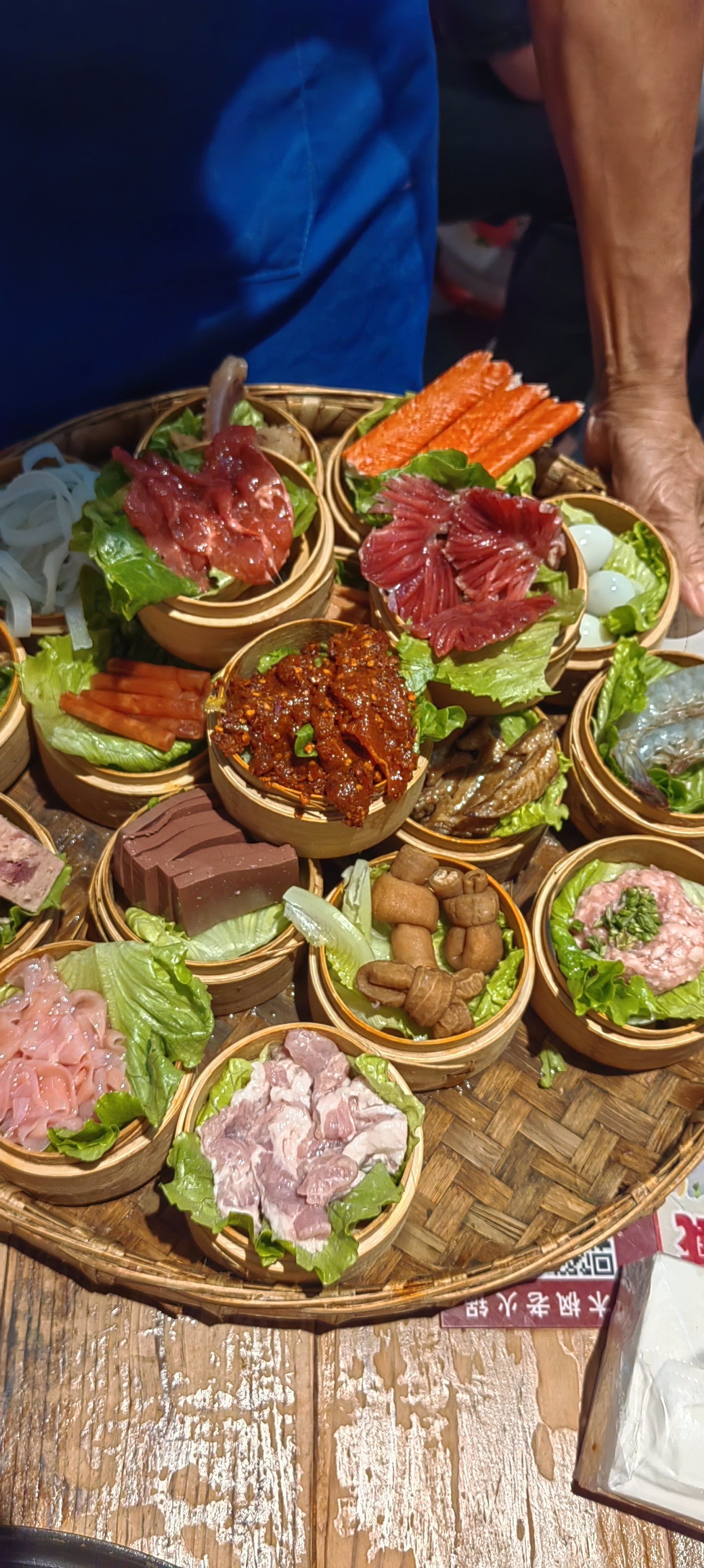 大快朵颐的火锅菜盘